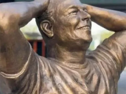 Невдалий сюрприз до 50-річчя. Встановлена в Нью-Йорку статуя Ілона Маска стала мемом