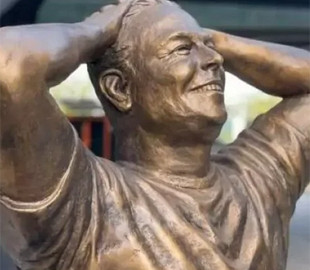 Невдалий сюрприз до 50-річчя. Встановлена в Нью-Йорку статуя Ілона Маска стала мемом