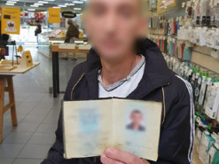 Сам себя раскрыл: в Киеве мужчина оставил паспортные данные и свой адрес перед кражей телефона