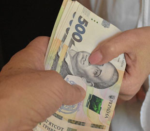 Брав щомісячну «данину» за безперешкодне перевезення товарів: судитимуть правоохоронця