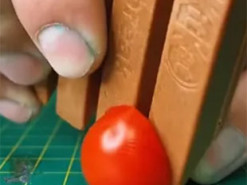 Как порезать помидор батончиком KitKat. Вирусное видео захватило сеть