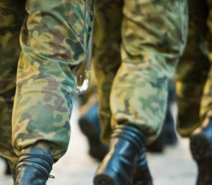 Працівник військомату “відмазував” чоловіків від служби за 10 тис. доларів