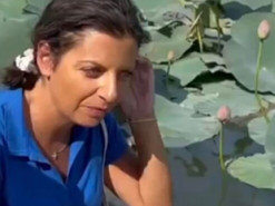 Пропагандистка Симоньян розсмішила соцмережі відпочинком серед болота