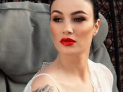 Приходько у костюмі вільного крою показала прогулянку з молодшим сином