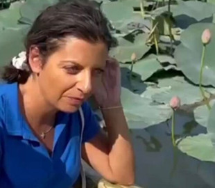 Пропагандистка Симоньян розсмішила соцмережі відпочинком серед болота