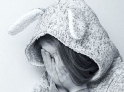 Погрожував розправою над рідними: чоловік примушував 13-річну дівчинку до участі у створенні порнографії