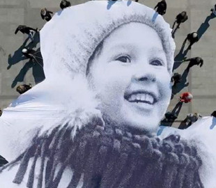 У Ватикані розгорнули гігантське фото 5-річної українки Валерії