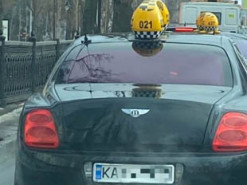 На дорогах Киева заметили элитный Bentley в службе такси (ФОТО)