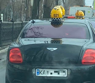 На дорогах Киева заметили элитный Bentley в службе такси (ФОТО)