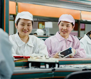 Apple вимагає від постачальників перейти на роботизоване виробництво