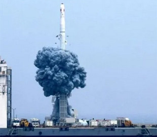 З моря до космосу. Китай запустив супутники на орбіту з плавучого космодрому