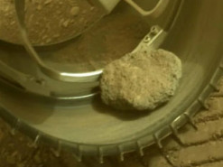 Неожиданный попутчик. У марсохода Perseverance появился любимый камень на Марсе