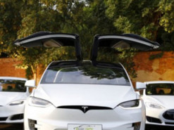 Беспилотные автомобили Tesla обвинили в многочисленных ДТП с жертвами