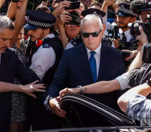 BBC видаляє з архівів записи з ведучим Г’ю Едвардсом, якого звинуватили у зберіганні непристойних фото дітей