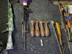 Біля Пісочина поліцейські зупинили машину, нашпиговану зброєю з російською символікою