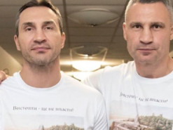 Брати Клички позують у футболках із мостом Кличка, що встояв