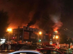 У росії відвідувачі торгового центру грабували магазини під час пожежі