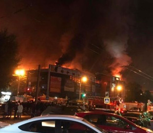 У росії відвідувачі торгового центру грабували магазини під час пожежі
