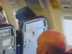 Мужчина закурил в самолете, но угрозы пассажирки заставили его прекратить