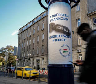 Пропаганда Орбана переконує громадян, що санкції ЄС проти Путіна - це "бомбардування" Угорщини