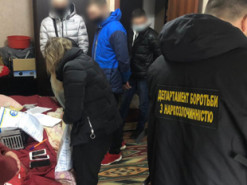 Полицейские разоблачили мужчину и женщину, которые через Интернет продавали наркотики