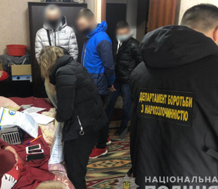 Полицейские разоблачили мужчину и женщину, которые через Интернет продавали наркотики