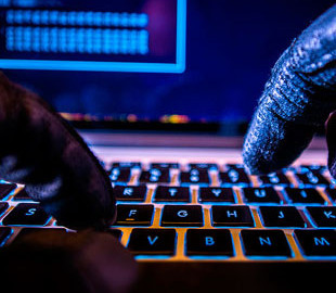 На Закарпатті повідомили про підозру хакеру, який незаконно отримував доступ до приватних даних користувачів мережі