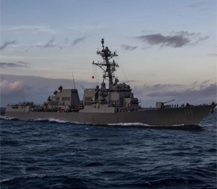 Американський авіаносець USS Abraham Lincoln прикриває важливий есмінець: чим він особливий