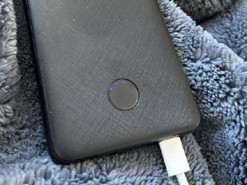 Користувачі скаржаться, що їхні повербанки не заряджають iPhone 15