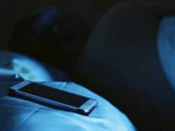 Из-за игры на смартфоне китаец ослеп на один глаз