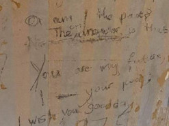 Семья затеяла ремонт и нашла под обоями послание в будущее - его автор еще жива и получила теплый привет