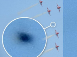 "Літають у нашому небі": глядачі авіашоу Red Arrows помітили НЛО