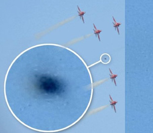 "Літають у нашому небі": глядачі авіашоу Red Arrows помітили НЛО