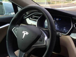 Автопилот Tesla перепутал ребенка с дорожным конусом