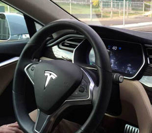 Автопилот Tesla перепутал ребенка с дорожным конусом