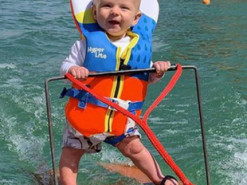 Шестимесячный малыш встал на водные лыжи и побил мировой рекорд