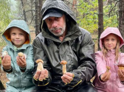 Пішли в ліс по гриби: лікар Комаровський показав рідкісне фото з онуками