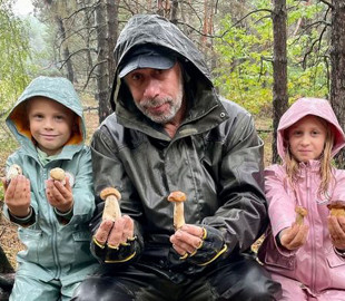 Пішли в ліс по гриби: лікар Комаровський показав рідкісне фото з онуками