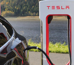 Германия начала расследование в отношении автопилота Tesla