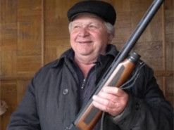 Пенсіонера, який зі рушниці збив російський літак, нагородили медаллю