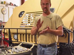 Американець допомагає ЗСУ ремонтувати Хаммери