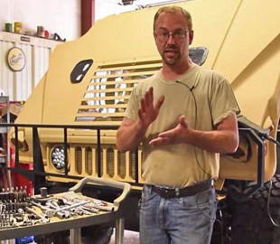 Американець допомагає ЗСУ ремонтувати Хаммери