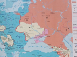 У Німеччині помітили атласи з анексованими територіями України, які суперечливо позначені