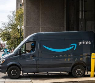 Amazon визнала, що деякі її працівники ходять у туалет у пляшки, бо не встигають