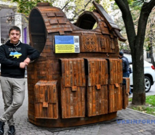 У центрі Запоріжжя волонтери встановили 2,5-тонний бронежилет