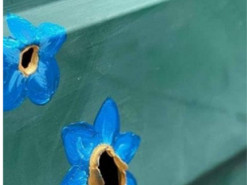 Під Києвом сліди від ворожих куль перетворюють на квіти: опубліковано фото