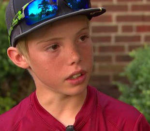 11-летний мальчик набросился на грабителя с мачете и отнял у него свою Sony PlayStation 4