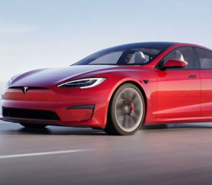 Запуск флагманского электрического седана Tesla Model S Plaid отложен на неделю
