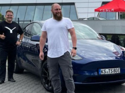 Начались официальные поставки электромобилей Tesla Model Y в Европу
