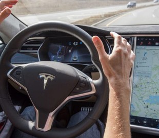 Хакеры взломали автопилот Tesla нестандартными методами